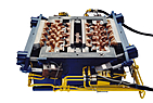 Hydraulisch gesteuerte Kernschießeinrichtung für Zylinderkopf-Wassermantelkern, eingesetzt auf einer PETERLE-Kernschießmaschine.
