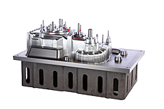 Aluminium-Modell für ein Getriebegehäuse, CNC-gefräst, auf Grauguss Modellplatte montiert.