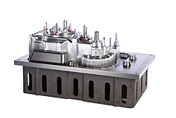 Giessereimodell aus Aluminium für ein Getriebegehäuse, CNC-Gefräst, auf Grauguss Modellplatte montiert.